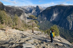 Stefano-Ragazzo-lungo-la-discesa-da-El-Capitan-davanti-a-lui-lHalf-Dome-e-lintera-Yosemite-Valley