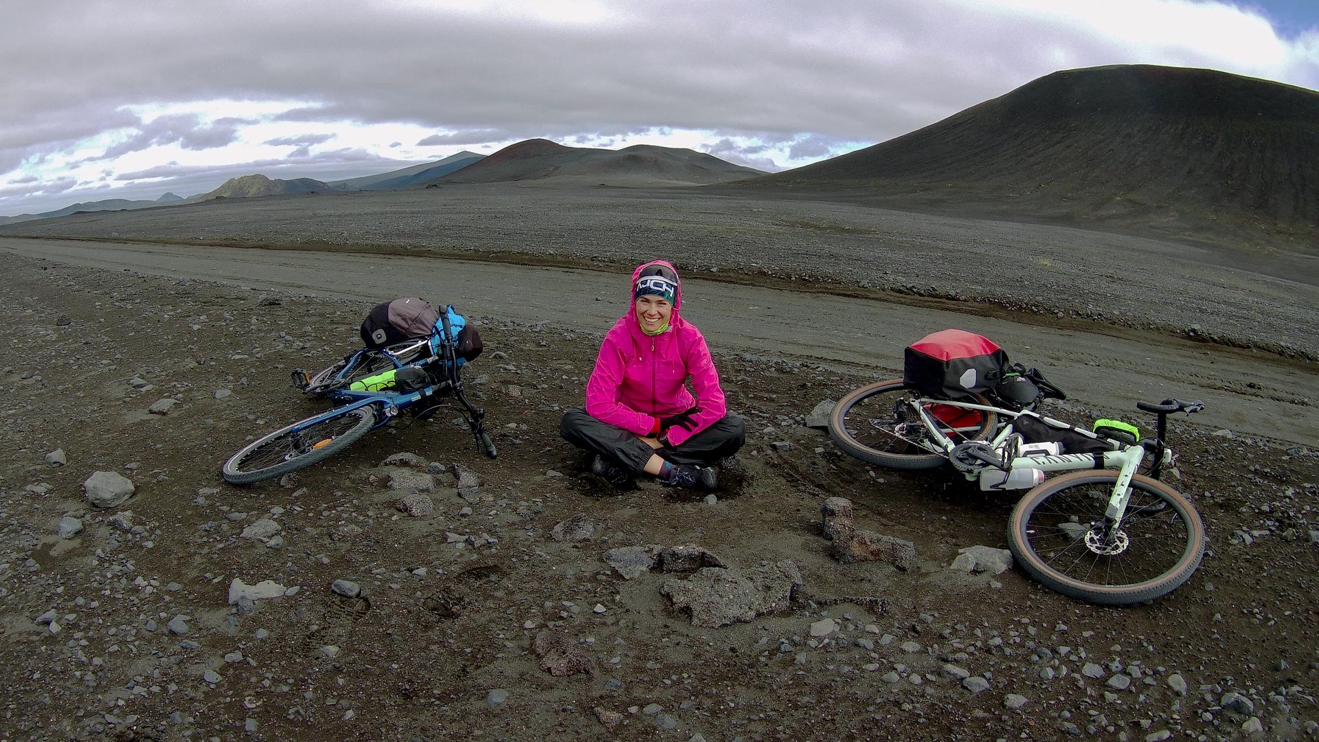 Smaranda Chifu con le biciclette nel paesaggio islandese