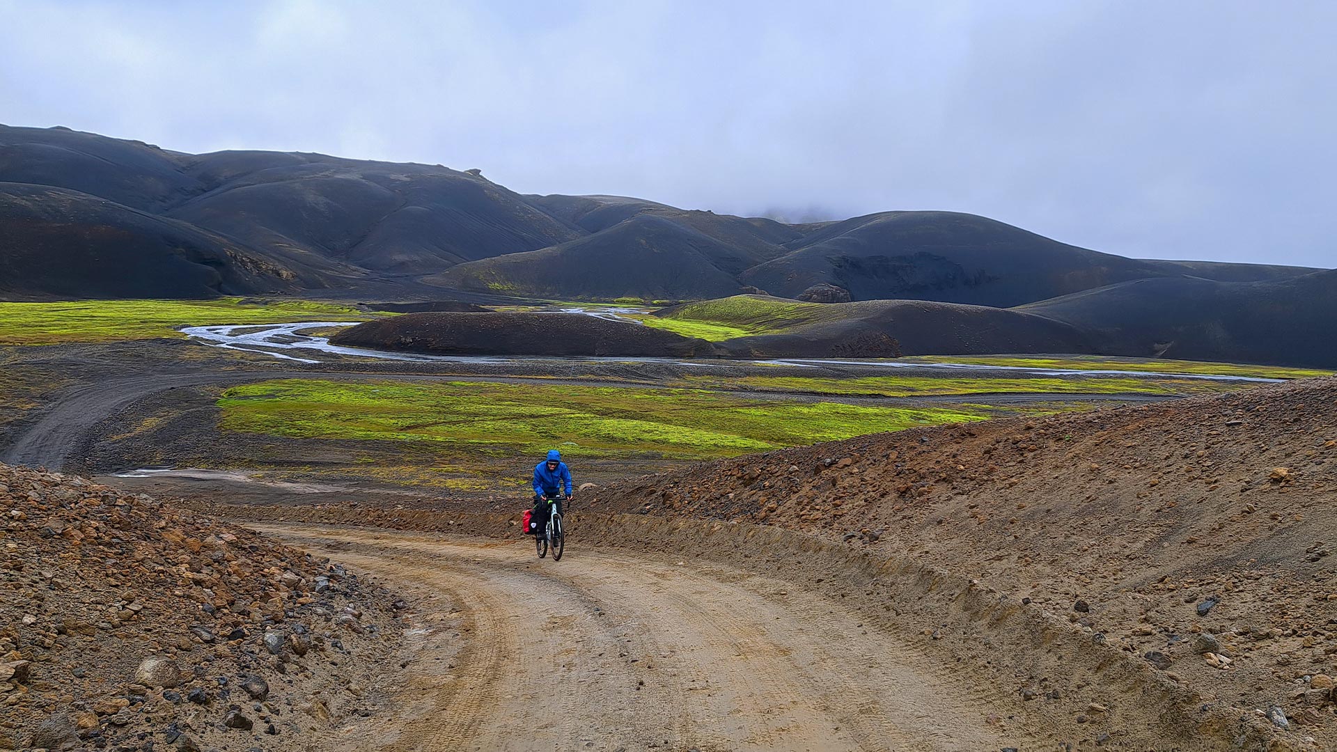Il compagno di Smaranda attraversa un paesaggio islandese in bici