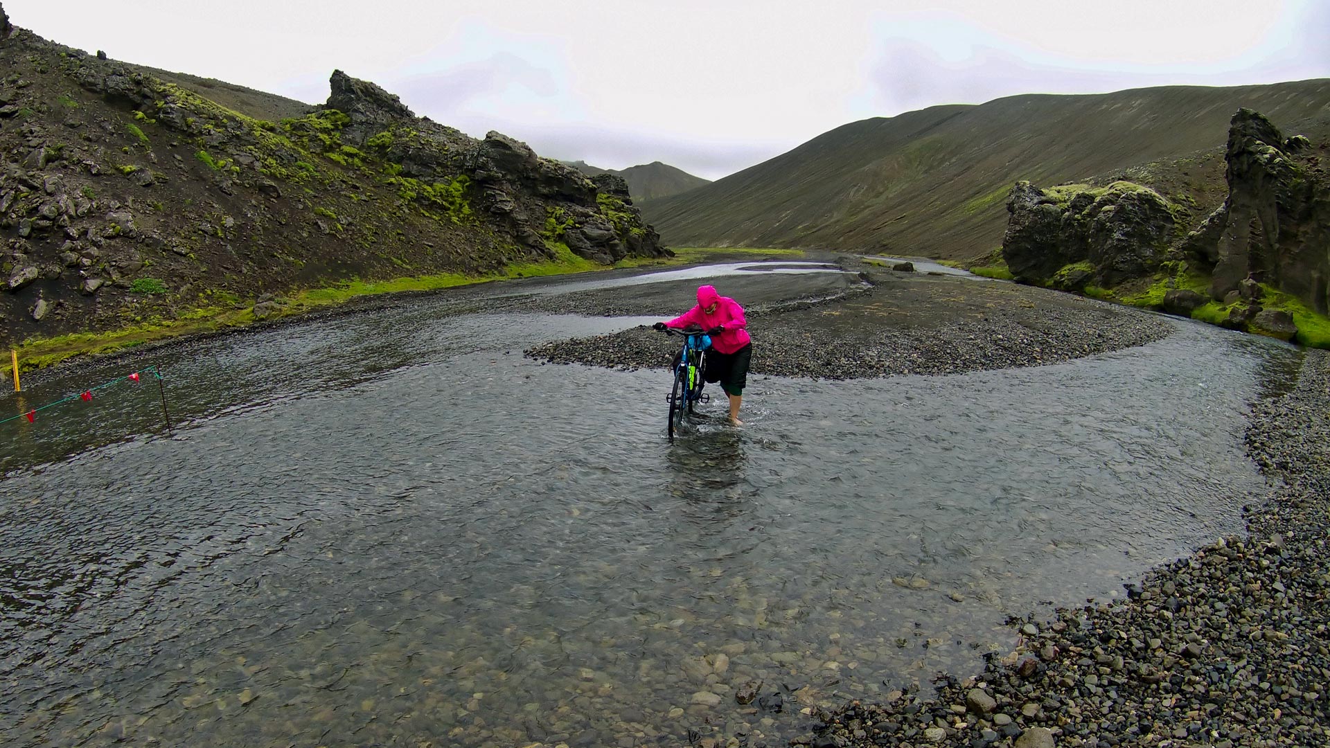 Attraversamento di un fiume in bicicletta in Islanda
