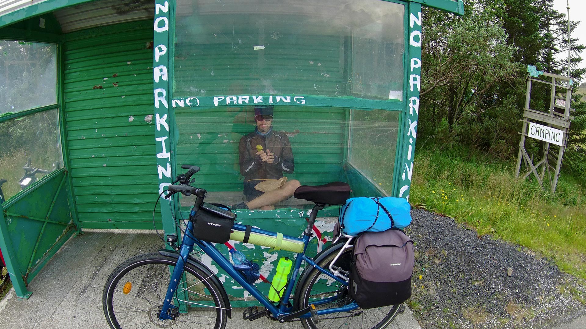Sosta durante un viaggio in Islanda in bicicletta