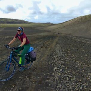 Smaranda attraversa un paesaggio islandese in bici
