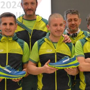Presentazione Resegup 2024 foto di gruppo con scarpa Thunder