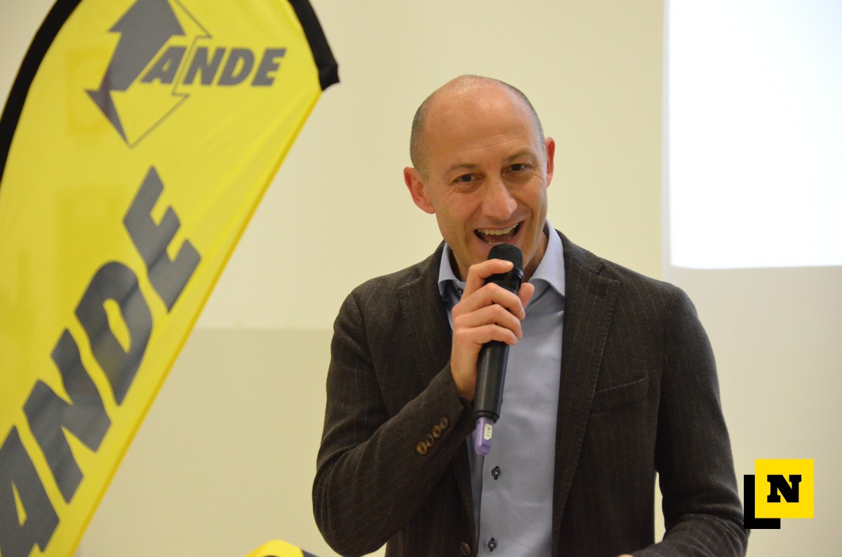 Presentazione Resegup 2024 Sara Anghileri presenta scarpa Thunder