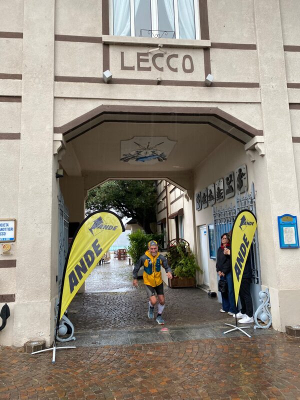 roberto-crippa-tower2tower-partenza-canottieri-lecco Roberto Crippa in partenza per la maratona ultratrail Tower2Tower da Lecco a Pisa