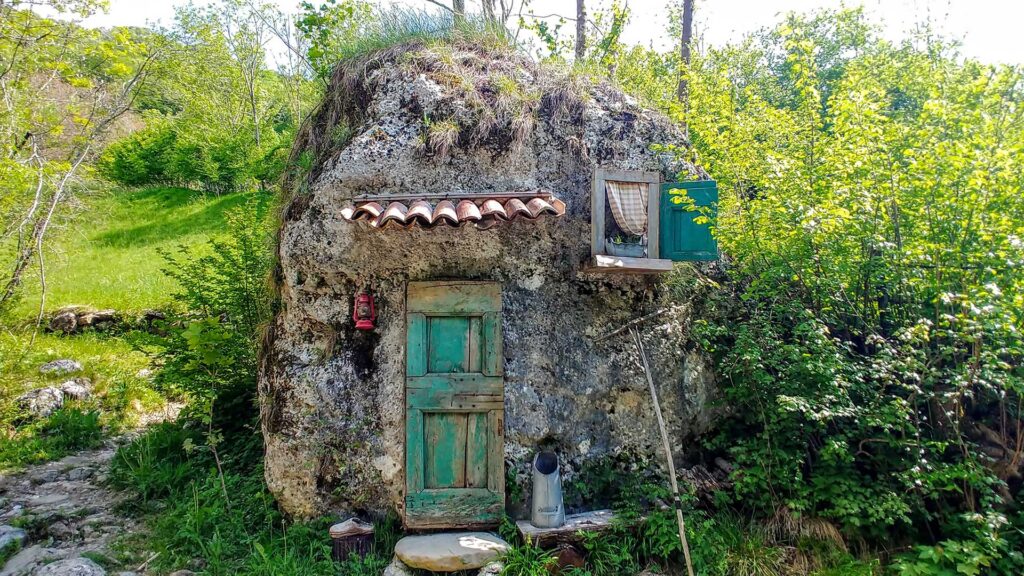 La Terra delle Meraviglie e il Villaggio Lungo il Fiume Pasturo