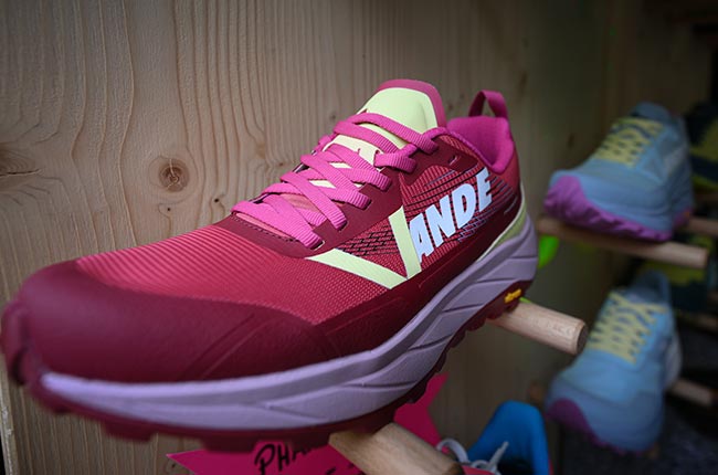 Doppia W Ultra 2026: scarpe da trail running Ande allo stand Ande