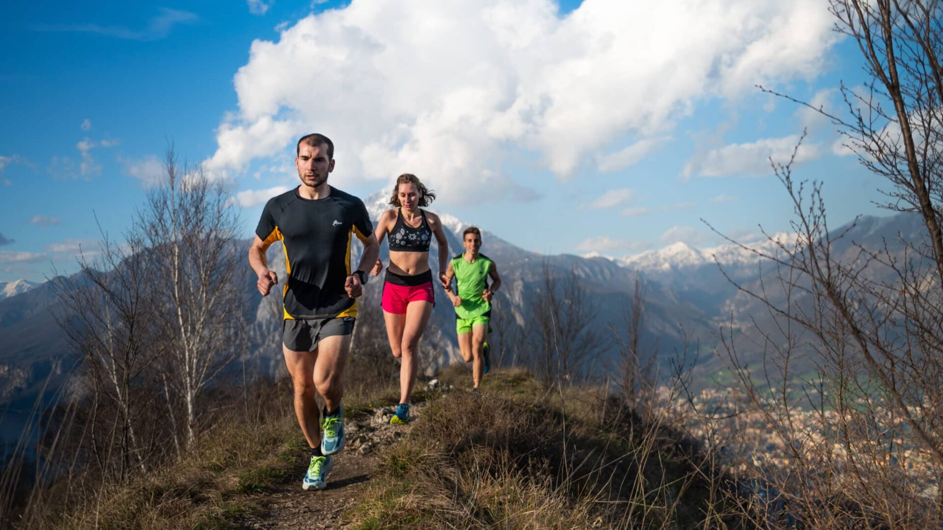Ambassador Ande corrono in montagna con abbigliamento da running